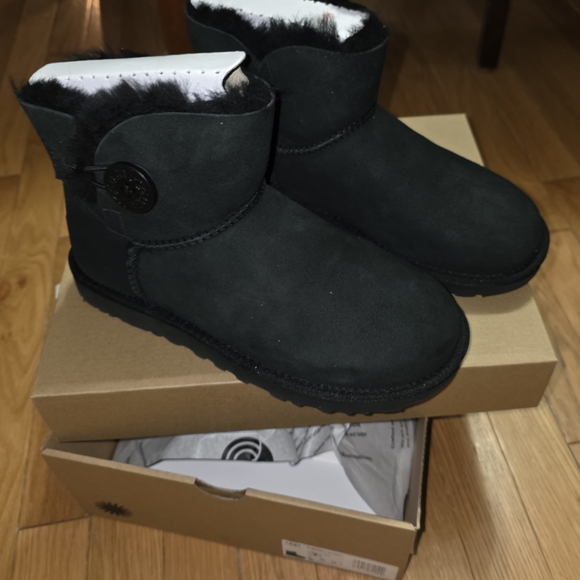 UGG Shoes - New UGG Mini Button Bailey Black Winter  Boots Plush Lining Size 7 1016422